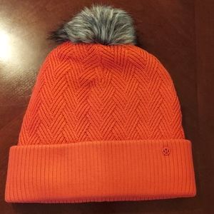 Lululemon sherpa weave pom beanie.